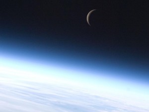 luna creciente desde el espacio luna-creciente